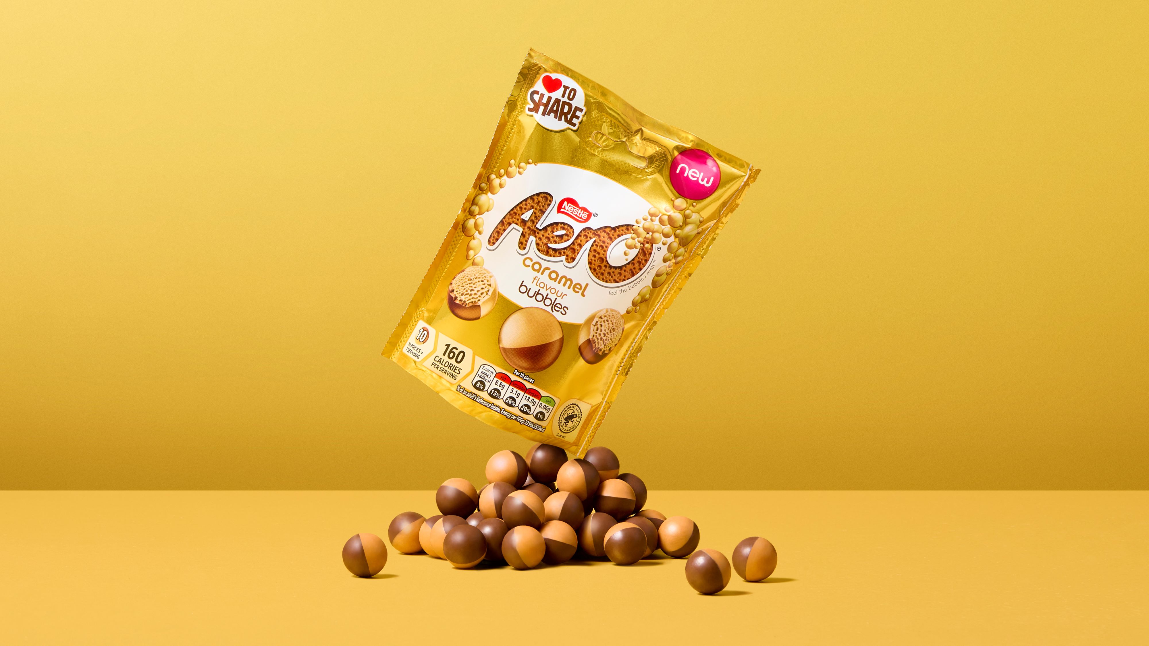 Aero Caramel flavour bubbles packaging balanced on the Aero Caramel flavour bubbles