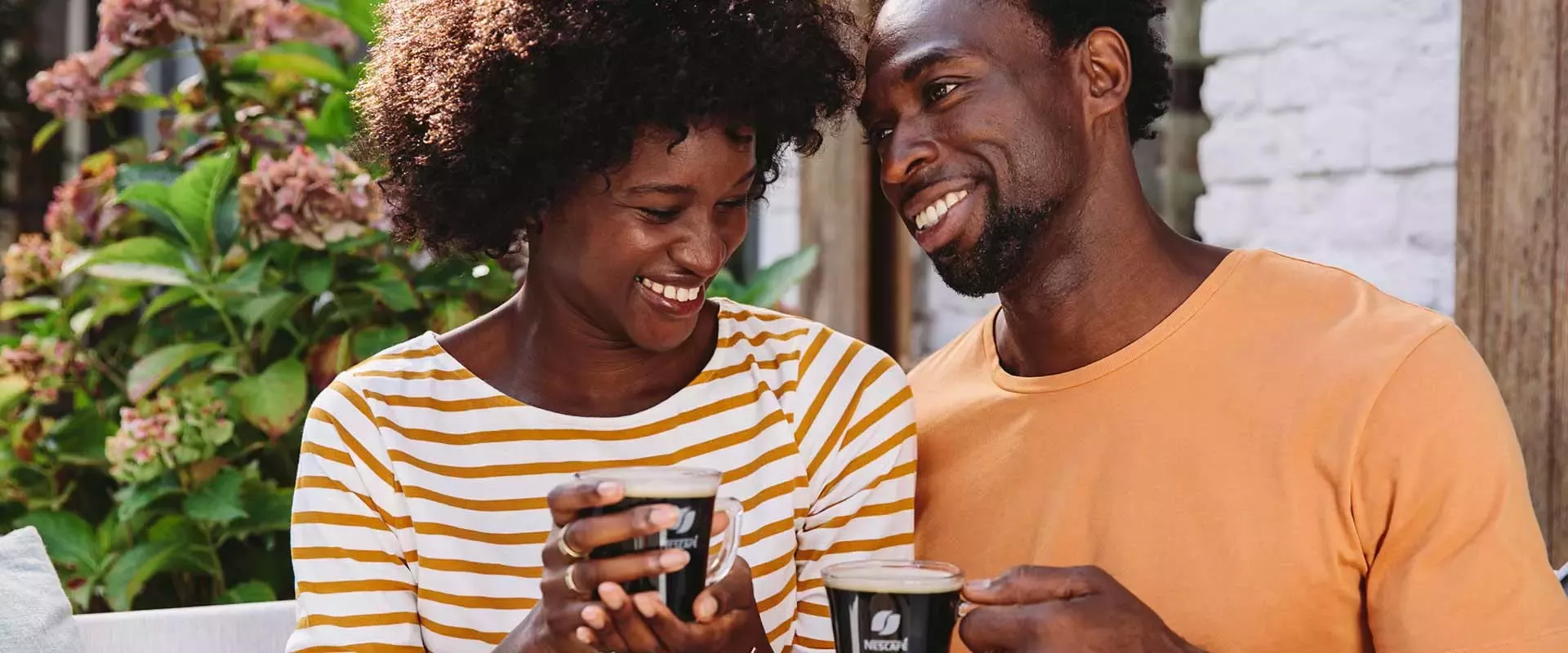 Couple drinkinf coffee