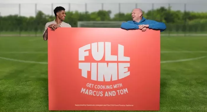Marcus Rashford and Tom Kerridge hold a sign promoting Full Time Meals