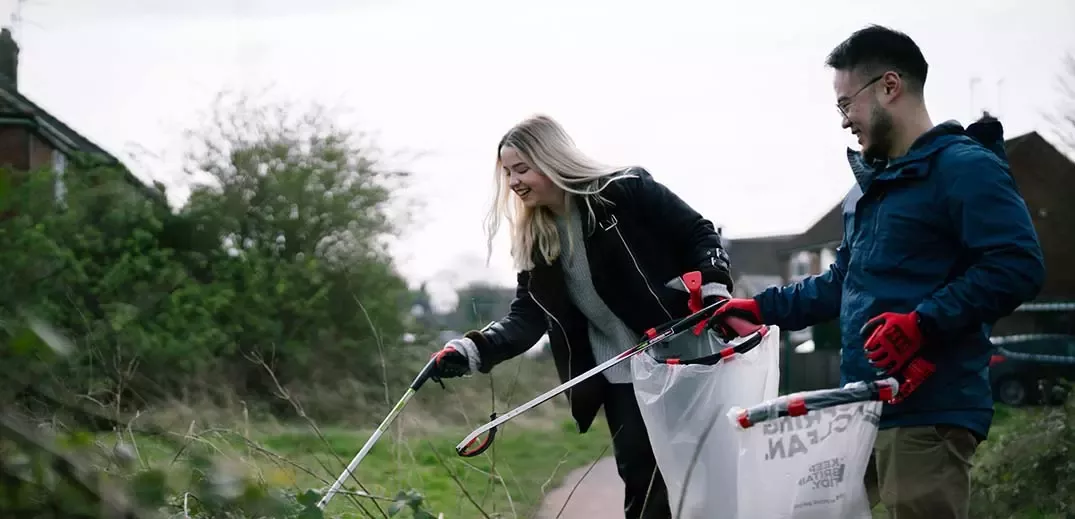 young people are cleaning the rubbish